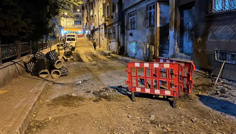 Bayrampaşa'da Altyapı Çalışmaları Sırasında Şok Patlama: Rögar Kapağı Sıçradı!