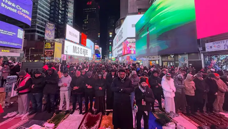 New York Times Meydanı'nda İlk Kez Teravih Namazı Kılındı