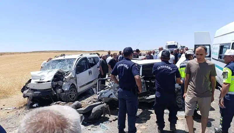 Çok Kanlı Kaza: Otomobil ile Hafif Ticari Araç Çarpıştı, 4 Hayat Kaybı!