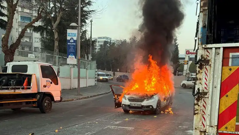 Alev Topuna Dönen Araç, Şehirdeki Otomobillere Korku Saldı