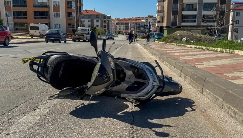 Uşak'ta Korkunç Kaza: Hafif Ticari Araç ve Motosiklet Çarpıştı, Hayatını Kaybeden Var!