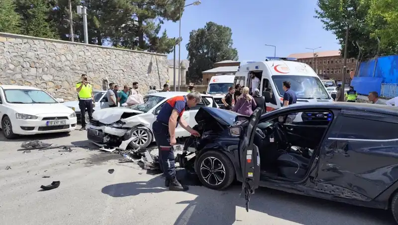 Bitlis'te Trafik Korkusu: Otomobiller Çarpıştı, 10 Kişi Yaralandı