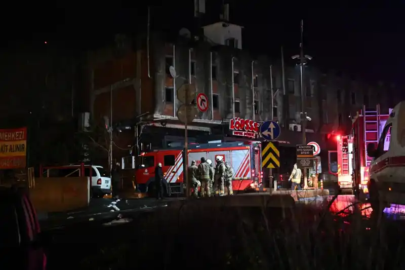 Maslak'ta Yangın Paniği: Beş Araç Alev Alev Yandı