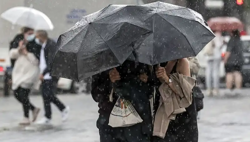 Kış Soğuğu Geri Dönüyor! İstanbul'da Sağanak Yağış Günlerce Sürecek