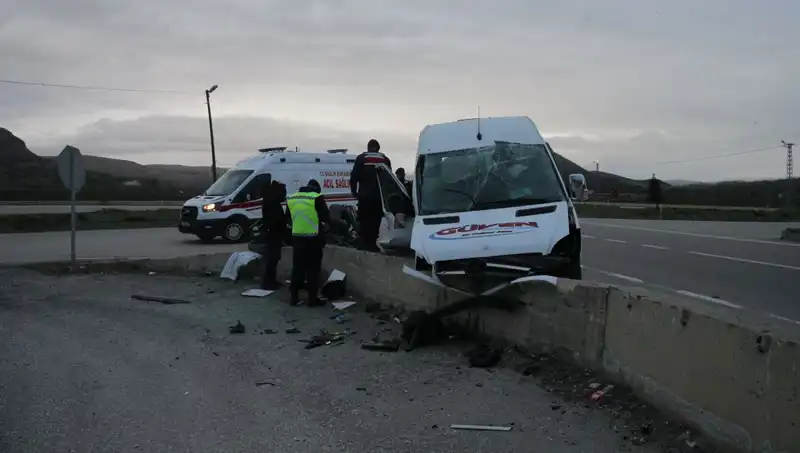İşçi Servisi Dikkatsizlik Sonucu İstinat Duvarına Çarptı: Yaralılar Var