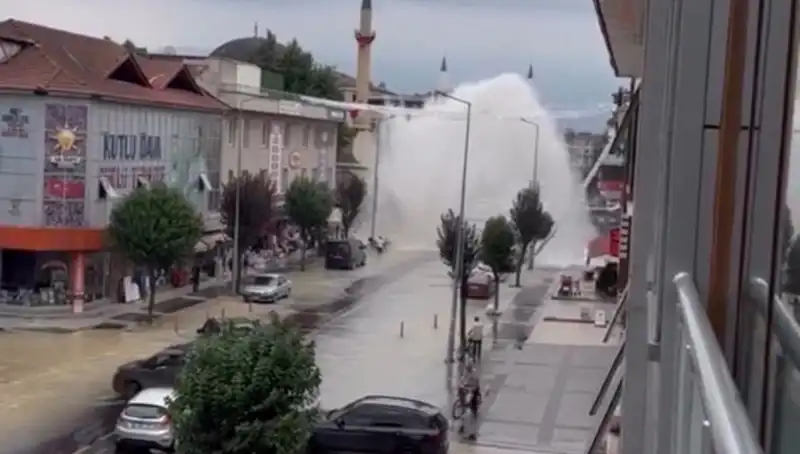 İçme Suyu Hattı Patladı! Şehirde Panik Yaratan Su Fıskiyesi