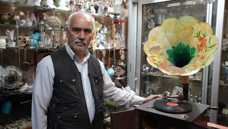 44 Yıldır Antikacılık Yapıyor: Asırlık Gramofonları Koruma Sevdası