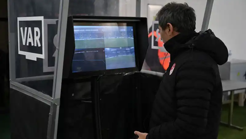 Beşiktaş-Gaziantep FK Maçında Alman VAR Hakemi Dikkatleri Üzerine Çekti