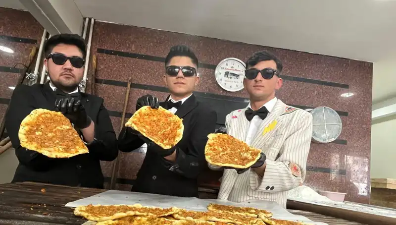 Takım Elbiseli Fırıncılar Şehirde Büyük Bir Etki Yaratıyor!