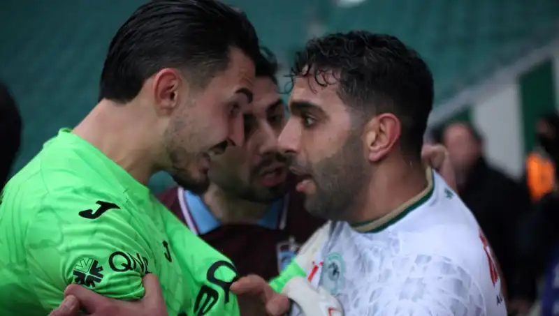 Konyaspor-Trabzonspor Mücadelesinde Gergin Anlar: Futbolcular Arasında Kavga!