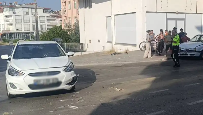 Antalya'da Şok Eden Trafik Kazası: İki Otomobil Çarpıştı