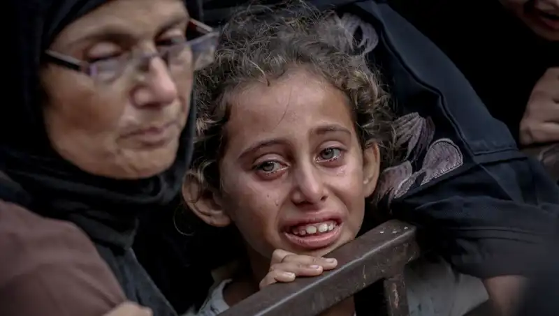 Gazze'de Yiyecek Krizi: İsrail Askeri İleri İhtiyaç Malzemelerini Toprağa Gömüyor