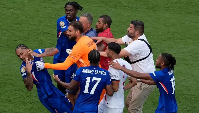 Dev Finalde Şok: Teknik Direktörden Futbolcuya Yumruk Atıldı!
