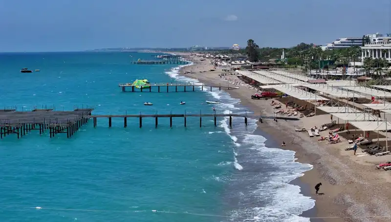 Antalya Sahillerinde Güneşli Hava: Yerli ve Yabancı Tatilciler Akın Etti