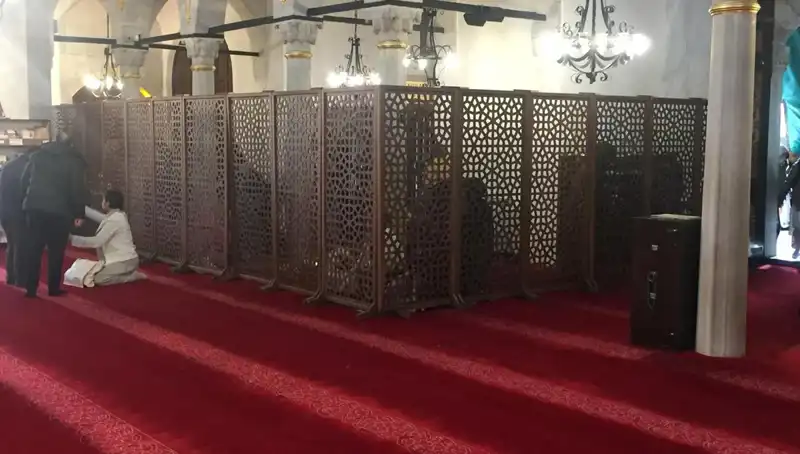 Teravih Namazında Yeni Bir Uygulama: Kadın-Erkek Yan Yan!