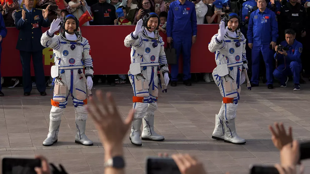 Üç Çinli Astronot, 6 Ay Süren Uzay Görevinin Ardından Dünya'ya Döndü!