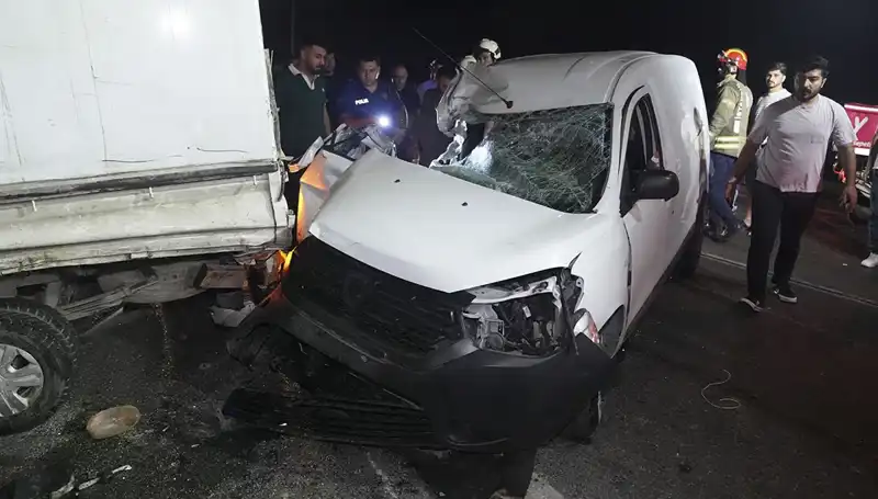 İstanbul’da Feci Kaza! Üç Kişi Yaralandı, Panik İçinde Olay Yerine Koştular