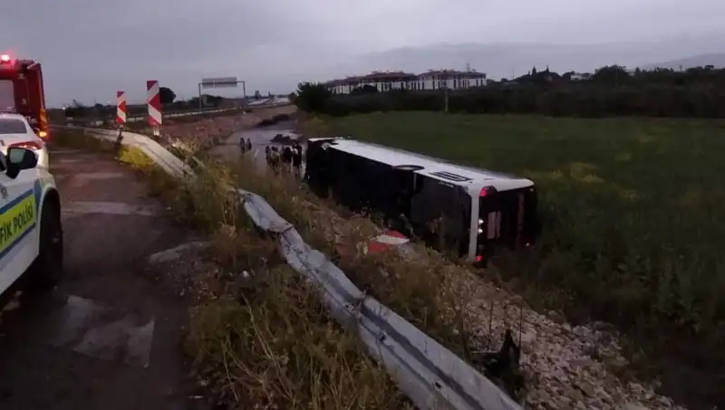 Manisa'da Yolcu Otobüsü Kazası: Üzerinde Yolcu Olan Araç Kaza Yaptı