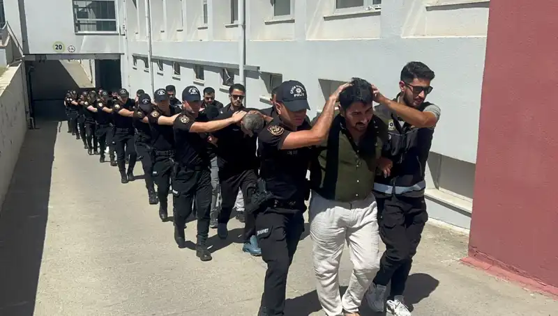 Adana'da Narkotik Operasyonuyla 825 Kilo Eroin Ele Geçirildi: 16 Tutuklama