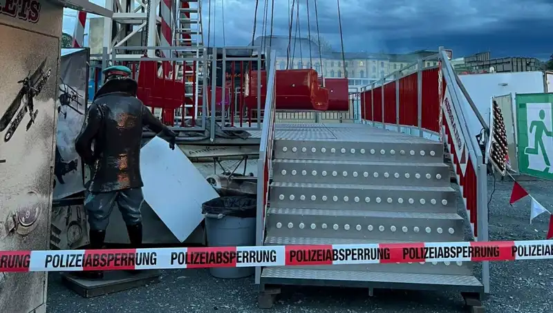 Tehlikeli Anlar: Dönen Salıncak Reklam Direklerine Çarptı!