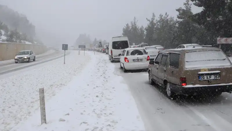 Denizli-Antalya Kara Yolunda Kar Bastırdı: Trafik Felç Oldu!