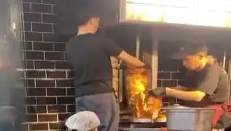 Türkiye'de Pişmiş Tavuk Döner Üzerine Çiğ Et Konulunca Şok Edici Tepkiler Yükseldi!