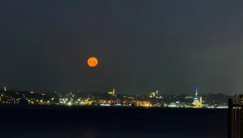 İstanbul'da Çilek Dolunayı: Göz Alıcı Manzaralar Şehrin Kalbini Sarmaladı