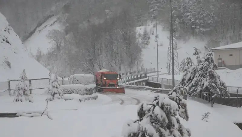 Bolu Dağı'nda Kış Güzelliği: Kar Yağışı Mola Yerlerini Beyaza Bürüdü