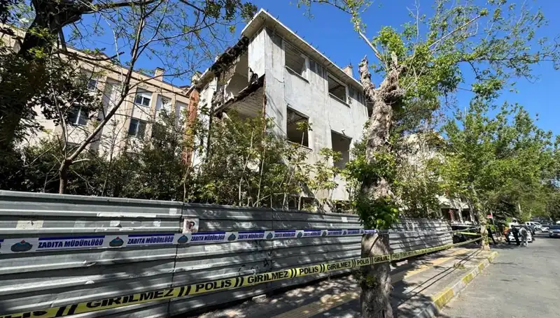 Bakırköy'de Metruk Bina Depremin Ardından Kısmen Çöktü: Hayati Tehlike Sürüyor