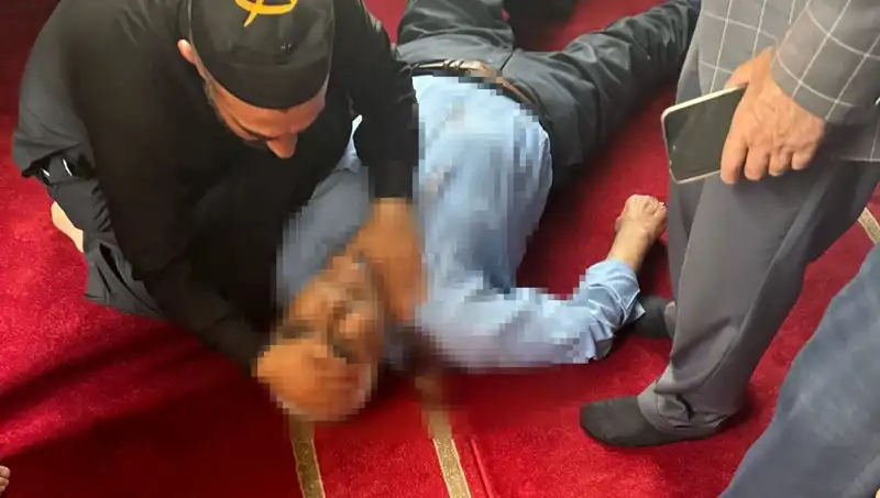 Namazda Bıçaklanan Adamın Dramı: Camide Yaşanan Skandal!