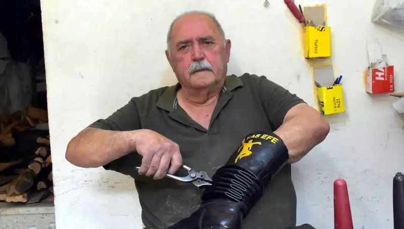 Tireli Hasan Usta: 64 Yıldır Elle Çalışarak Zanaatına Hayat Katıyor