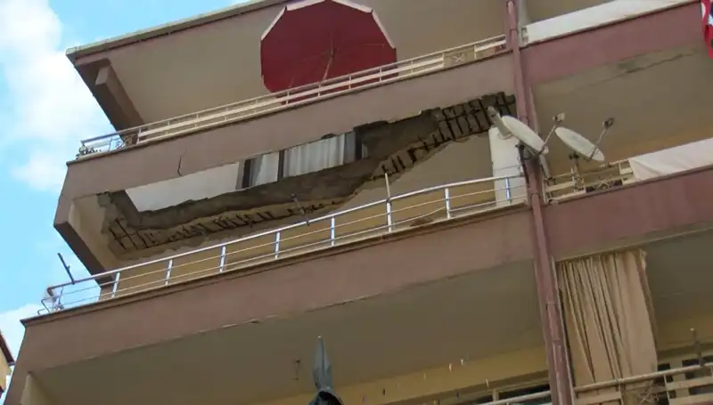 Güngören'de Korkunç Olay: Beş Katlı Binanın Balkonu Tüm Dikkatleri Üzerine Çekti!