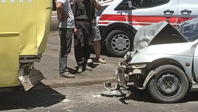 Halk Otobüsü ve Otomobil Çarpıştı: Şaşkınlık Verici Kazada İki Yaralı