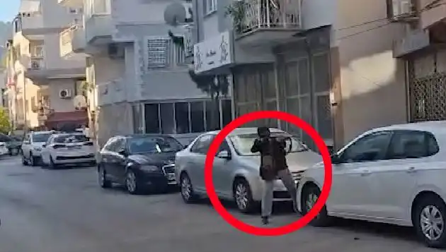 İzmir’de Sıcak Gelişme: Saldırganla Çatışma Anları Kameralara Yansıdı