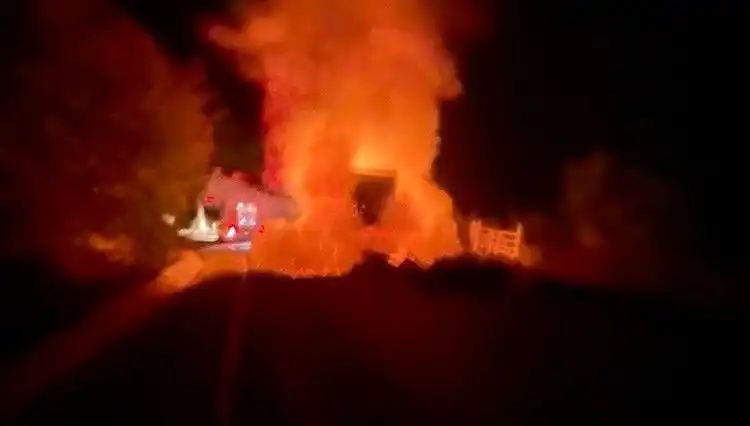 Seyir Halindeki Kamyonet Yangını: Yolda Panik Anları ve Kurtarma Çabaları