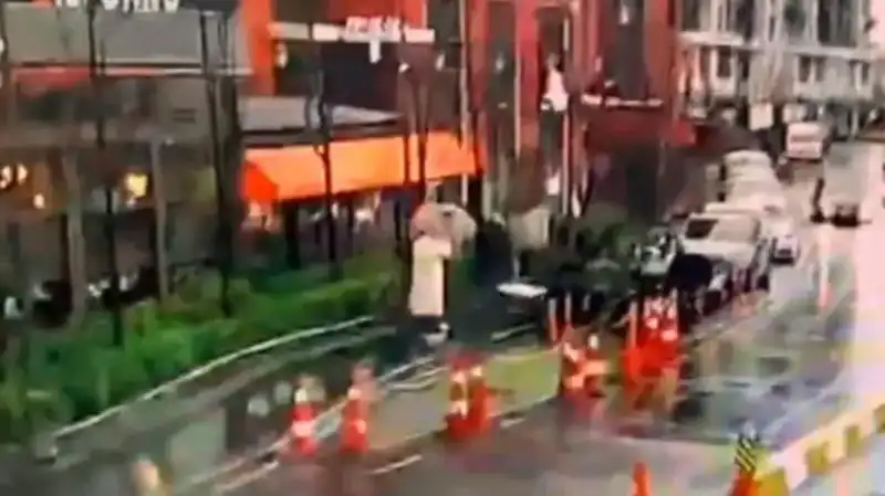 İstanbul'da Şiddetli Fırtına: Tabelanın Altında Kalan Vatandaşın Dramı