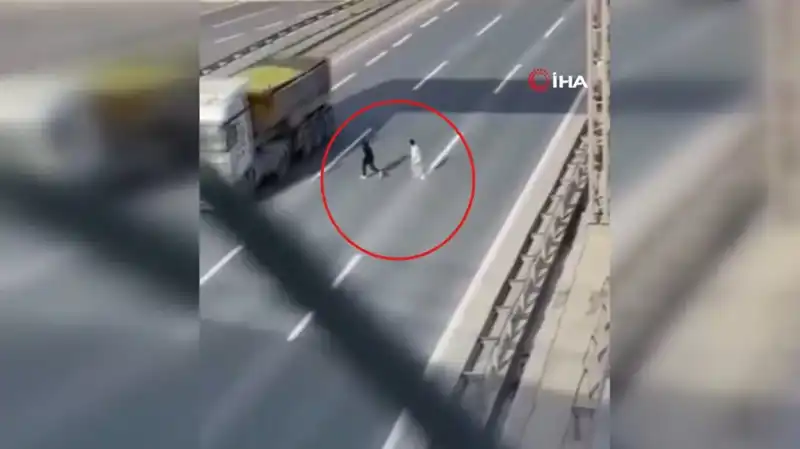 Tehlikeli Yolculuk Anları Güvenlik Kamerasında: Kimler Tehlikede?