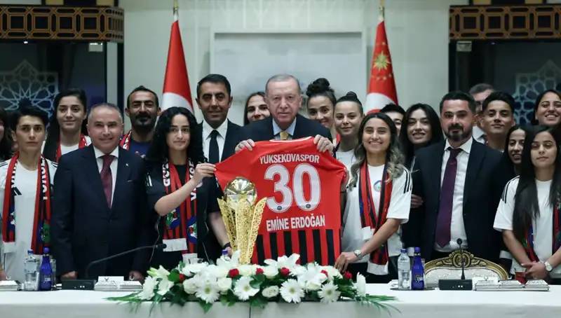 Cumhurbaşkanı Erdoğan, Yüksekovaspor Kadın Futbol Takımı ile Tarihi Buluşmaya İmza Attı