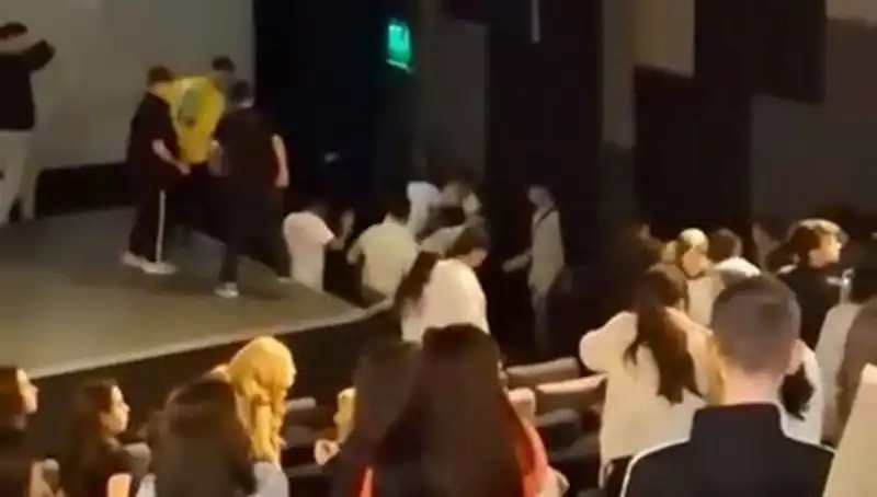 Çakal Konserinde Hayranları Arasında Gerilim: Kargaşa Ortalığı Sarstı!
