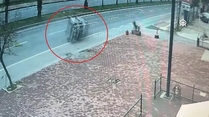 Güvenlik Kamerasında Görülen Korkunç Kaza: İki Kişi Yaralandı!