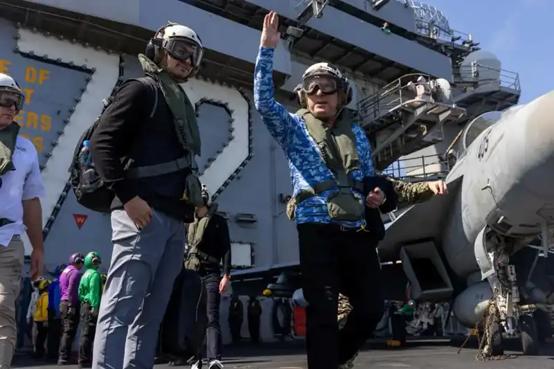 Müzakere Masasından Savaş Gemisine: ABD Umman Ekibi'nin Sıra Dışı Ziyareti