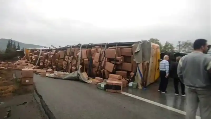 TEM Otoyolu'nda TIR Devrildi: Ankara Yolu Neyin Kurbanı Oldu?