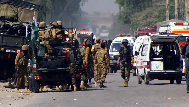 Pakistan'da Camide Bombalı Saldırı: 4 Yaralı, Güvenlik Alarmı Yükseldi