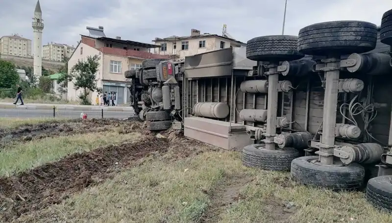 Erzurum'da Freni Boşalan TIR Felakete Yol Açtı: O Anlar Kamerada