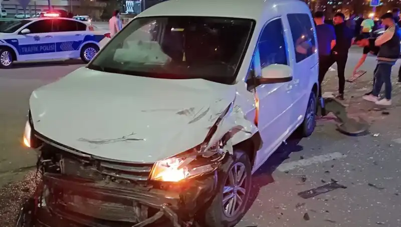 Batman'da Korkutan Kaza: Otomobil ile Hafif Ticari Araç Çarpıştı, 7 Yaralı