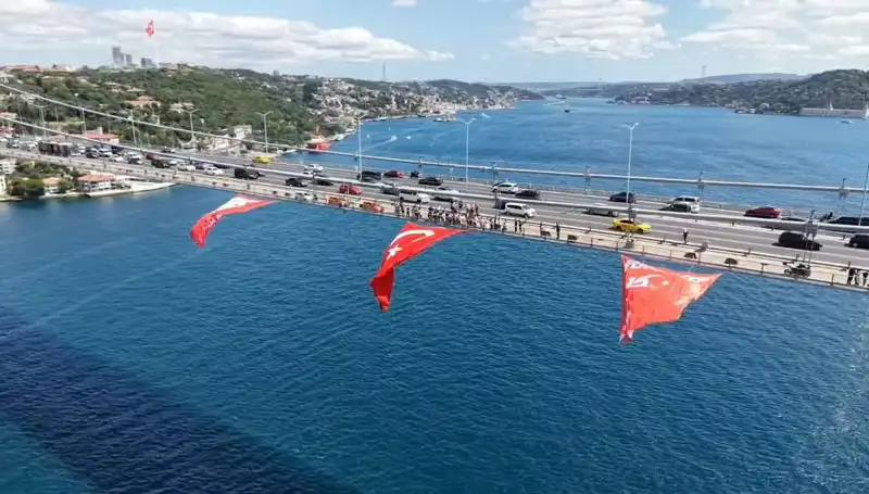 Ülkemizin Gururu: Tarihi Köprüye Dev Türk Bayrağı Asıldı!