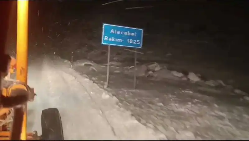 Antalya'da Beklenmedik Kar Sürprizi: Kış Tatiline Renk Katarak Gelen Bembeyaz Manzara!