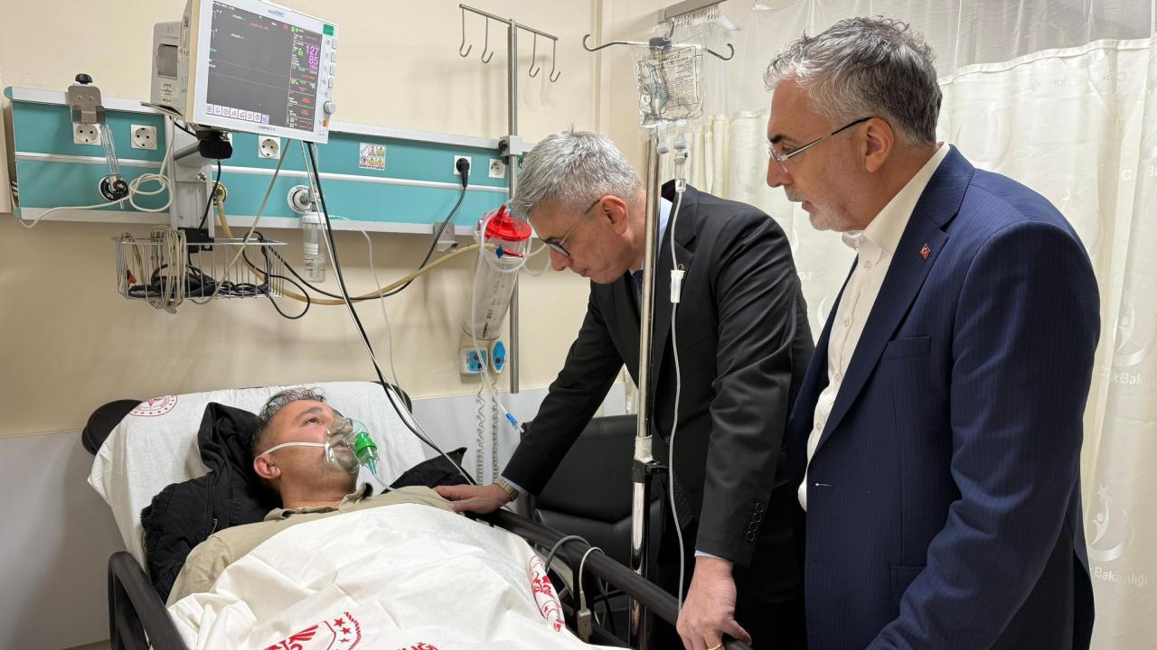 Bakanlar, hastanede tedavi gören yaralılara moral ziyareti gerçekleştirdi.
