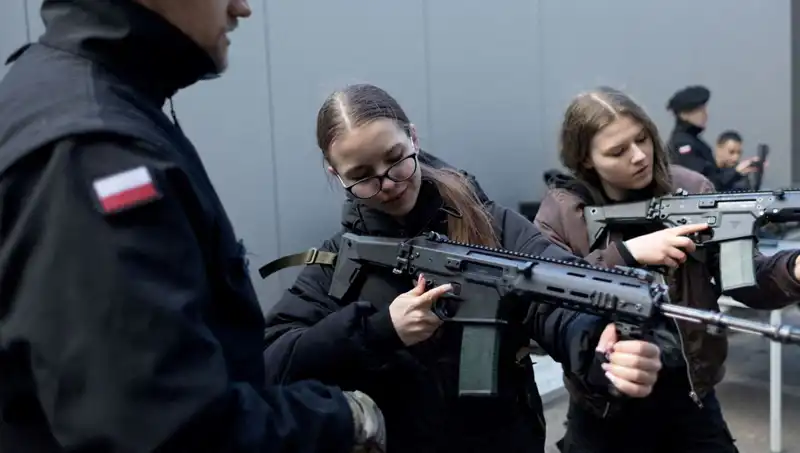 Polonya: Siviller Askeri Eğitime Katılarak Savaş Hazırlığı Yapıyor
