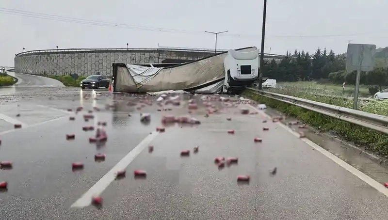 TIR Devrildi, İçkiler Yola Saçıldı: Kaza Anının Şok Edici Detayları
